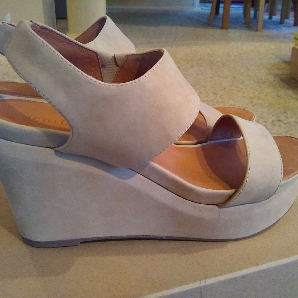 Gentle souls tan genuine suede size 9.5